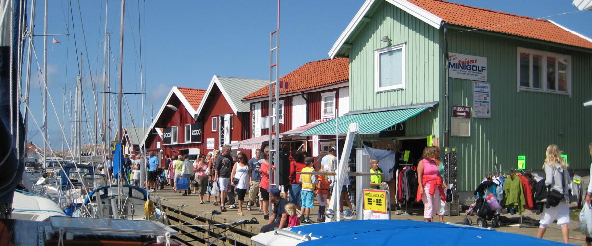 Smögenbryggan med sjöbodar och folkmyller.