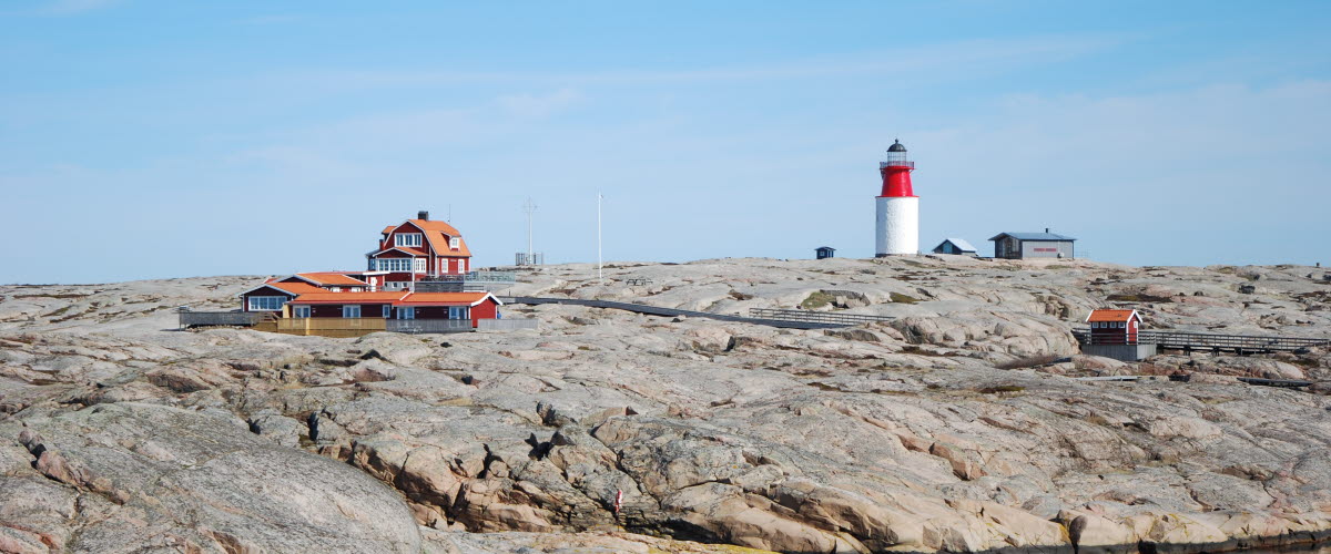 Hållö fyr med släta granitklippor och havsutsikt.
